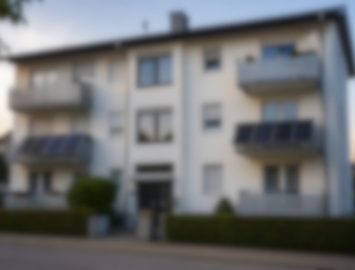 Weichgezeichnete Außenansicht eines Mehrfamilienhauses mit zwei gut erkennbaren Balkonkraftwerken an zwei Balkonen.